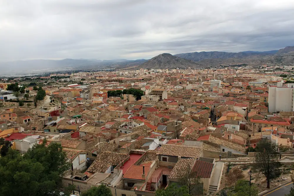Tejados del casco urbano de Petrer vistos desde lo alto del castillo, con las sierras del Vinalopó al fondo